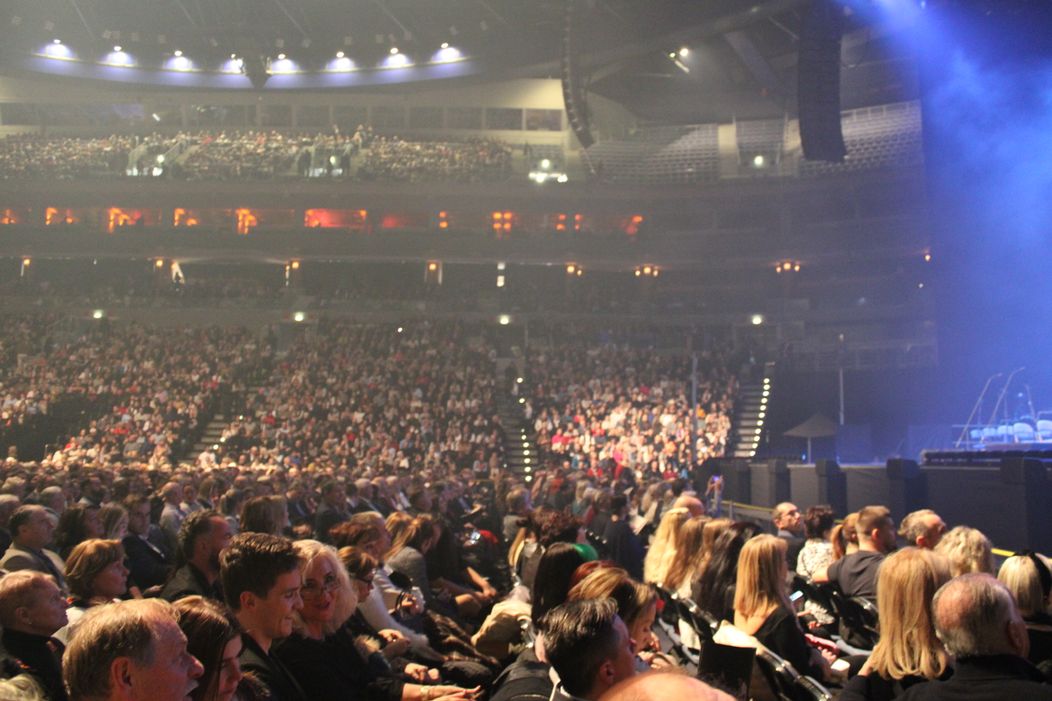 Andrea Bocelli vo vypredanej O2 arene v Prahe