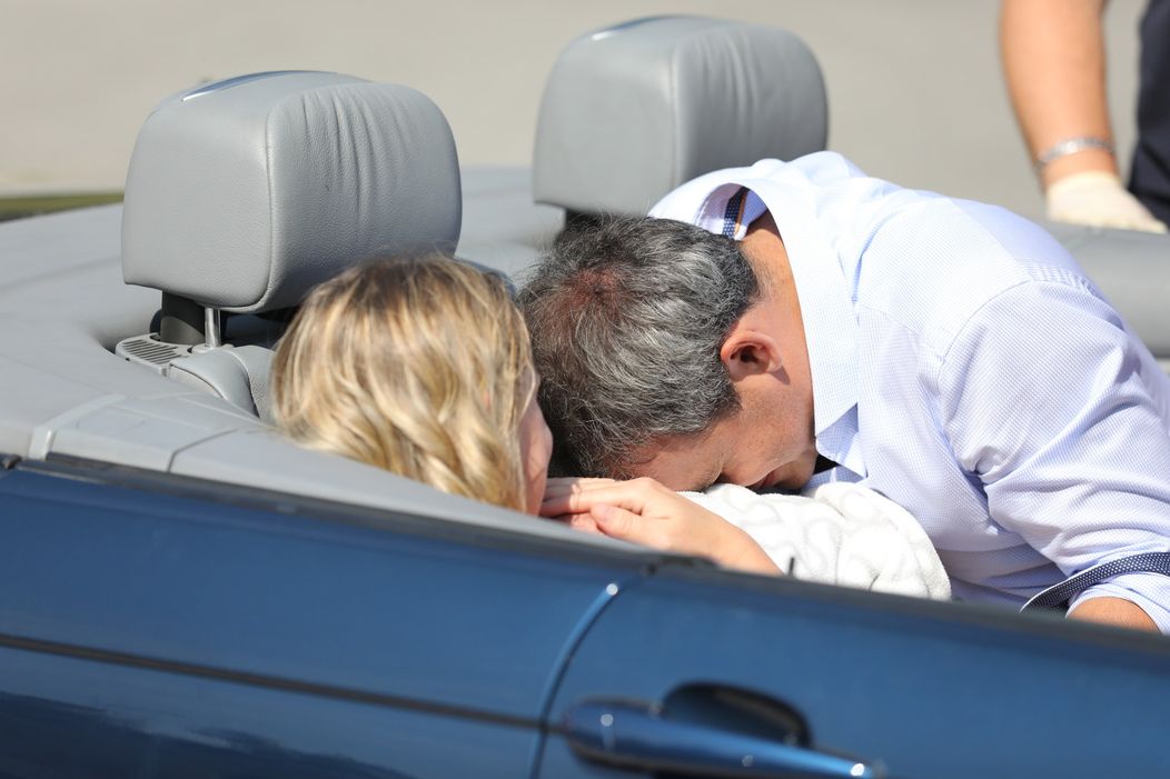 Nakrúcanie pôrodu v aute.