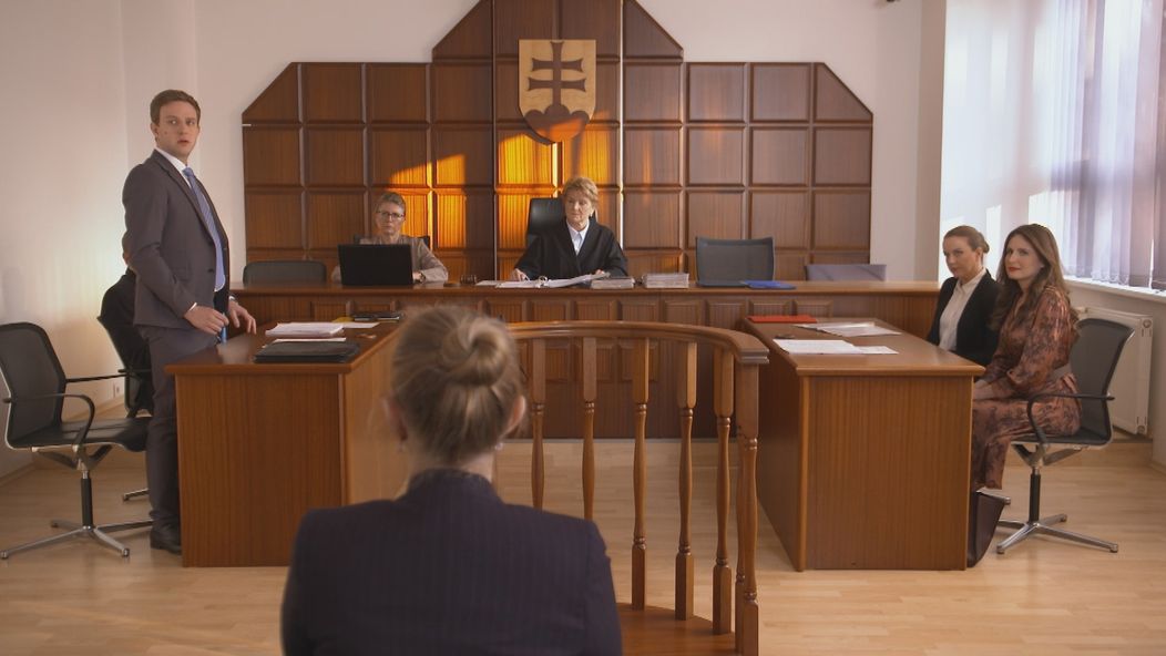 Gréta a Noro na rozvodovom pojednávaní.