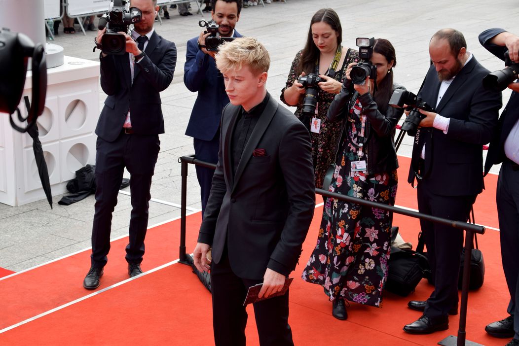 Adam Mišík na záverečnom ceremoniáli 56. ročníka MFF KV pred Spa Hotel Thermal.