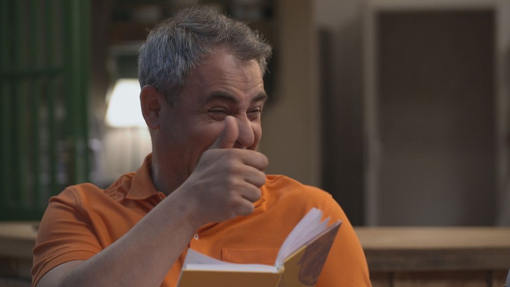 Vlado dostane záchvat smiechu.