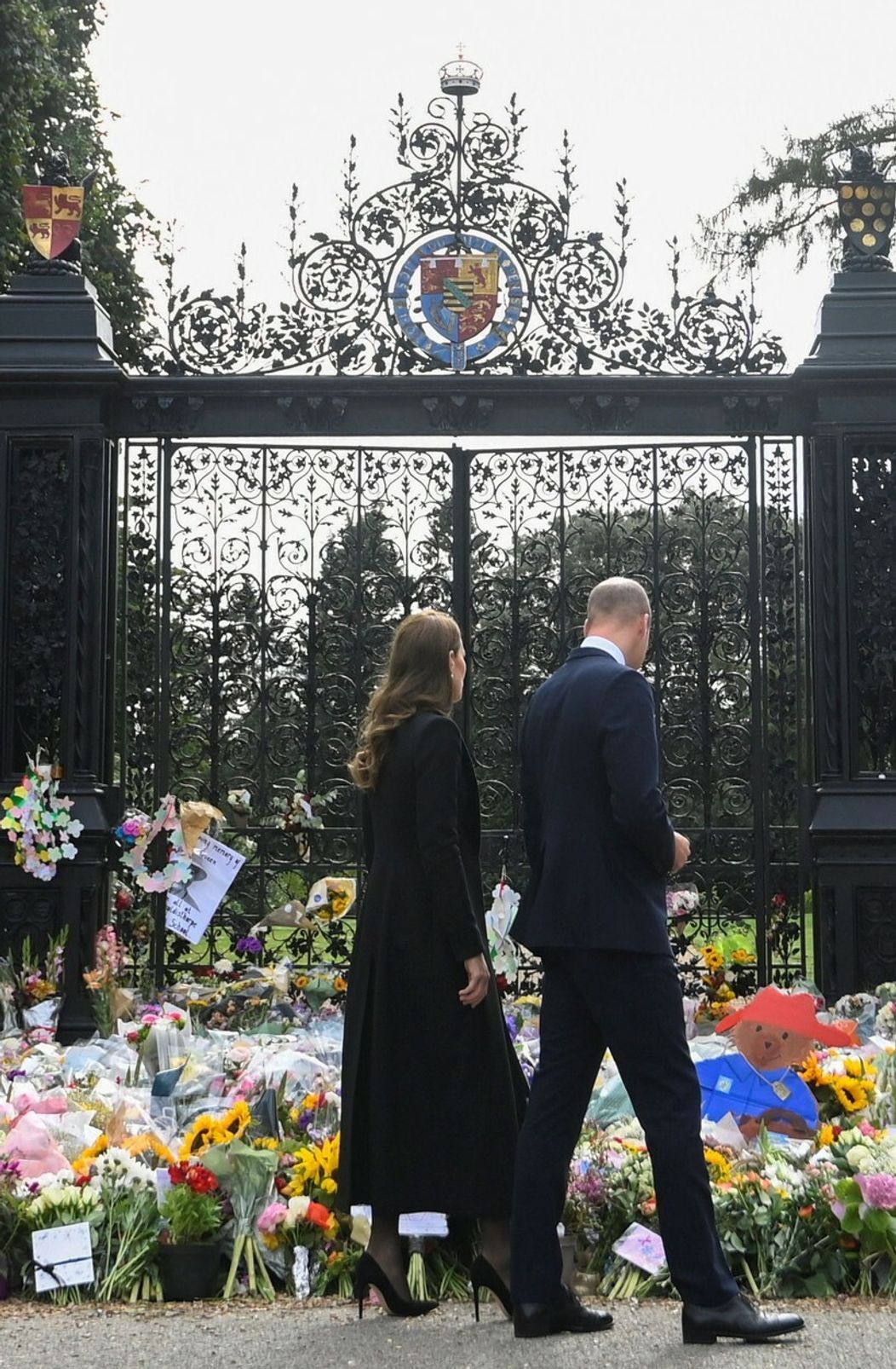 William a Kate pozdravili smútiaci dav.