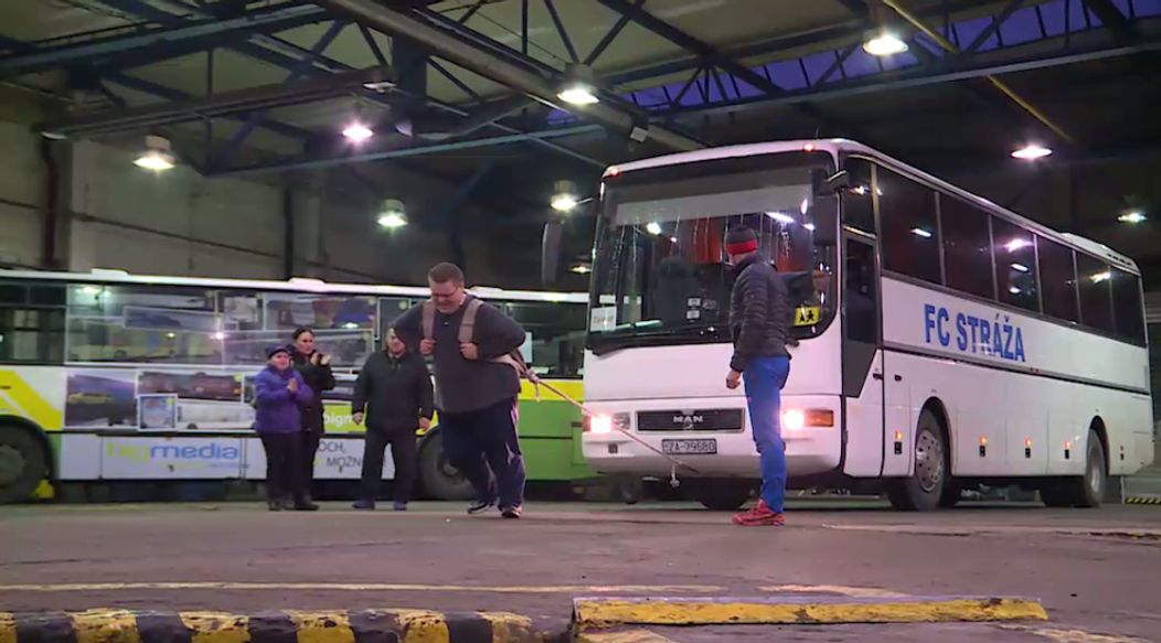 Silák Hodoň potiahol autobus!