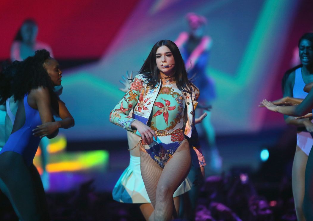 Dua Lipa zaspievala hit New Rules na Brit Awards 2018