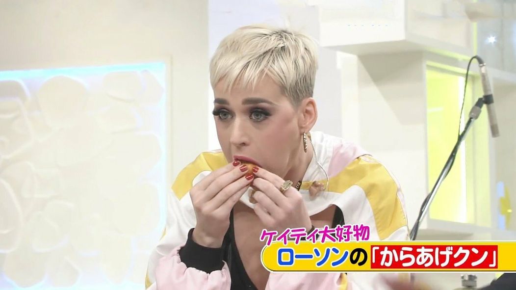 Katy Perry si do úst napchala naraz sedem kuracích nugetiek