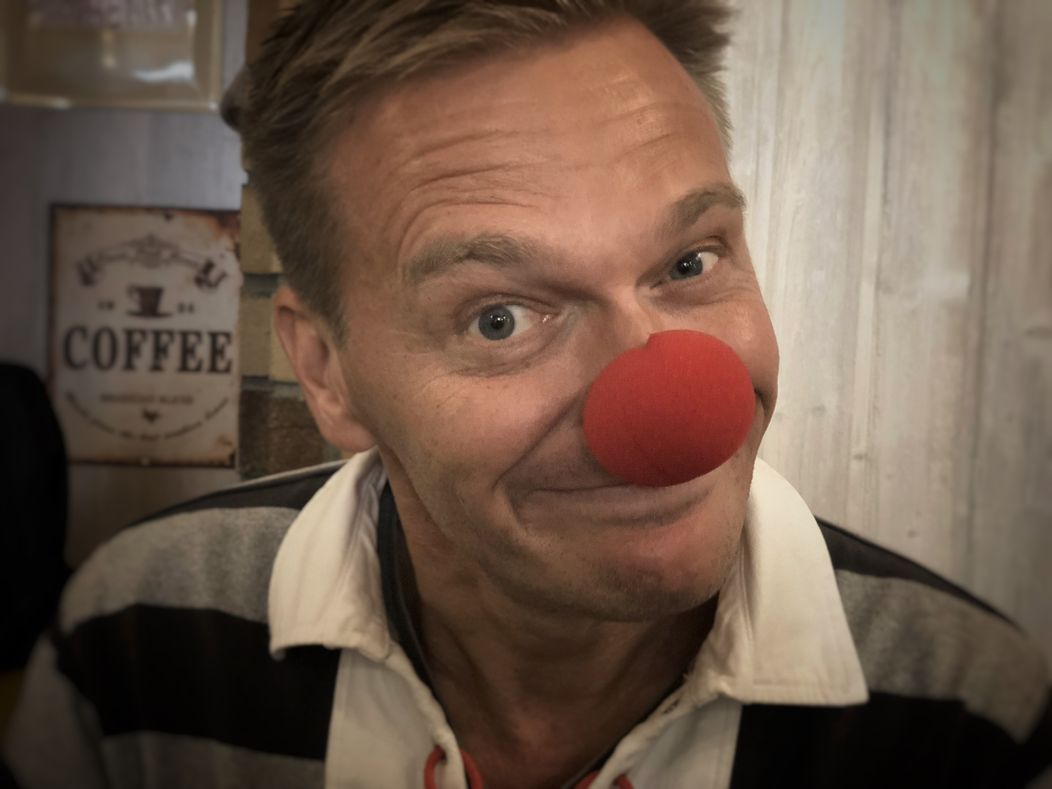 Martin Nikodým s červeným nosom. 