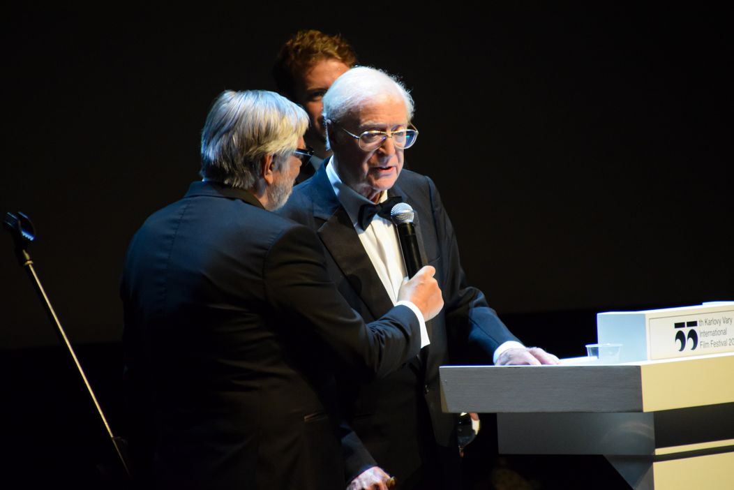 Sir Michael Caine si na 55. ročníku MFF KV prevzal Krištáľový glóbus za mimoriadny umelecký prínos do svetovej kinematografie
