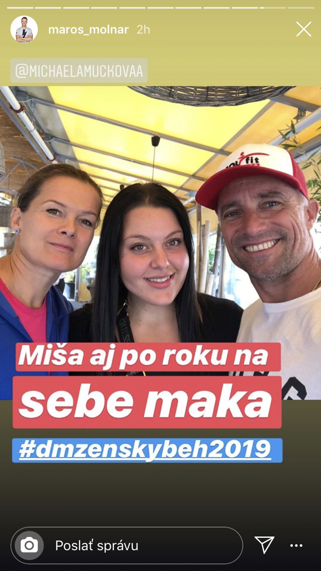 Michal podriemkáva s kocúrom Félixom