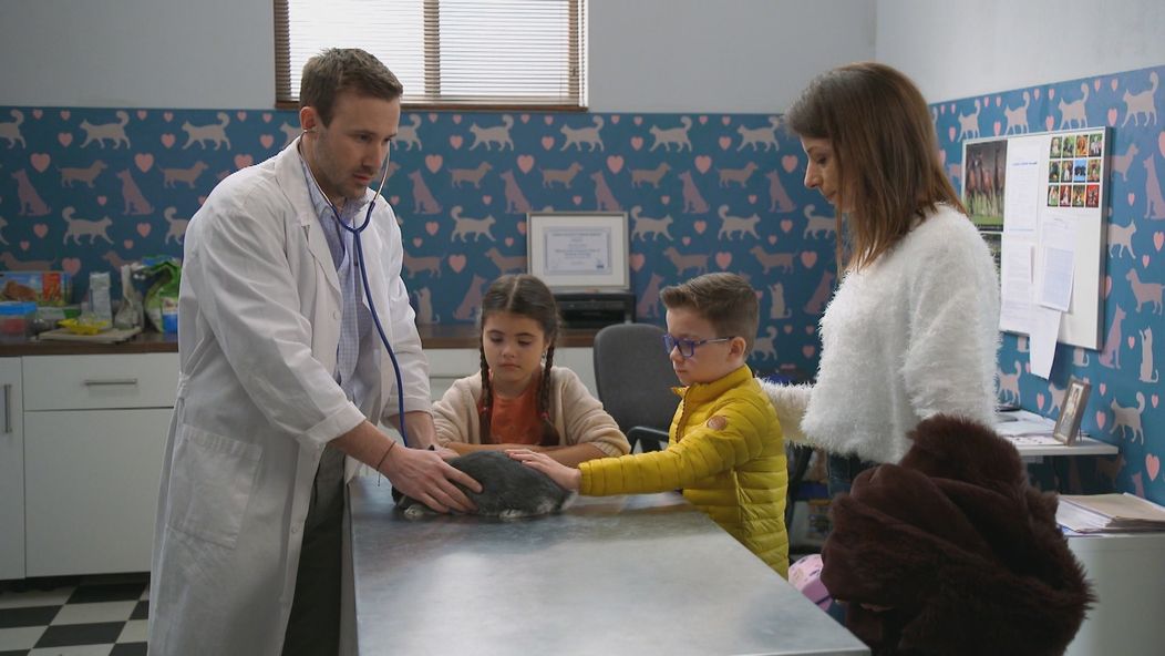 Ferko sa lúči so svojím zajkom.