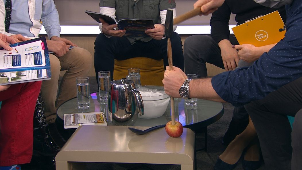 Samo Trnka alias vedátor Karol robil pokus s jablkom, varechou a kladivom.