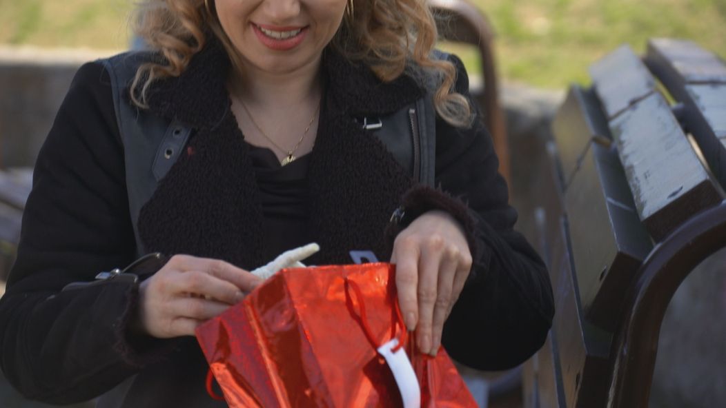 Petra dostala darček, lenže nevie, čo to vlastne je.