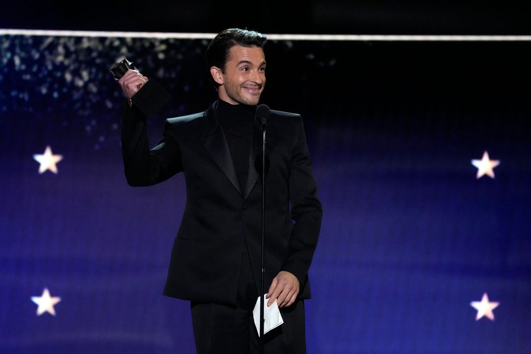 Jonathan Bailey na Critics Choice Awards 2023
