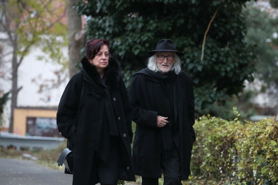 Posledná rozlúčka s Miroslavom Žbirkom - Deana Horvathová a Juraj Jakubisko