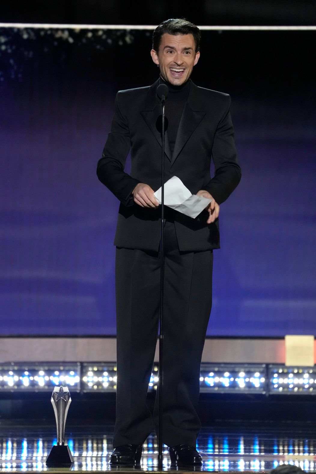 Jonathan Bailey na Critics Choice Awards 2023