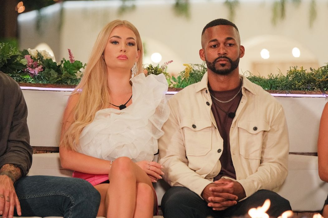 Ostrovania mali pri ohnisku určiť pár, ktorý má najmenšiu šancu na úspech.