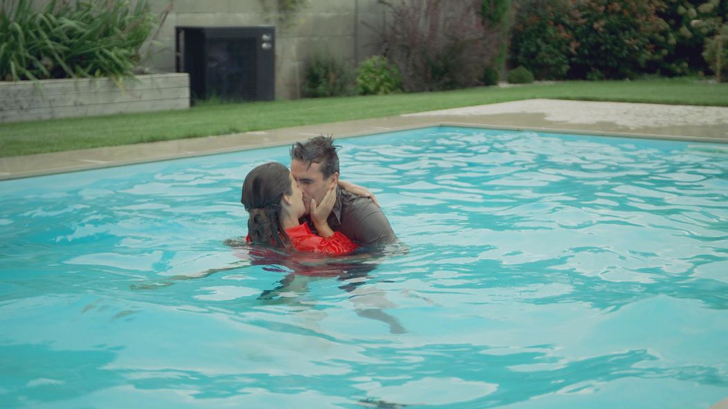 Naďa a Martin v bazéne