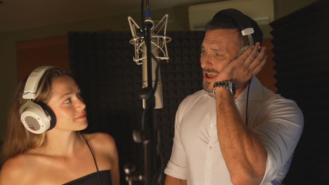 Emma Drobná a Ján Koleník počas nahrávania skladby k Druhej šanci.