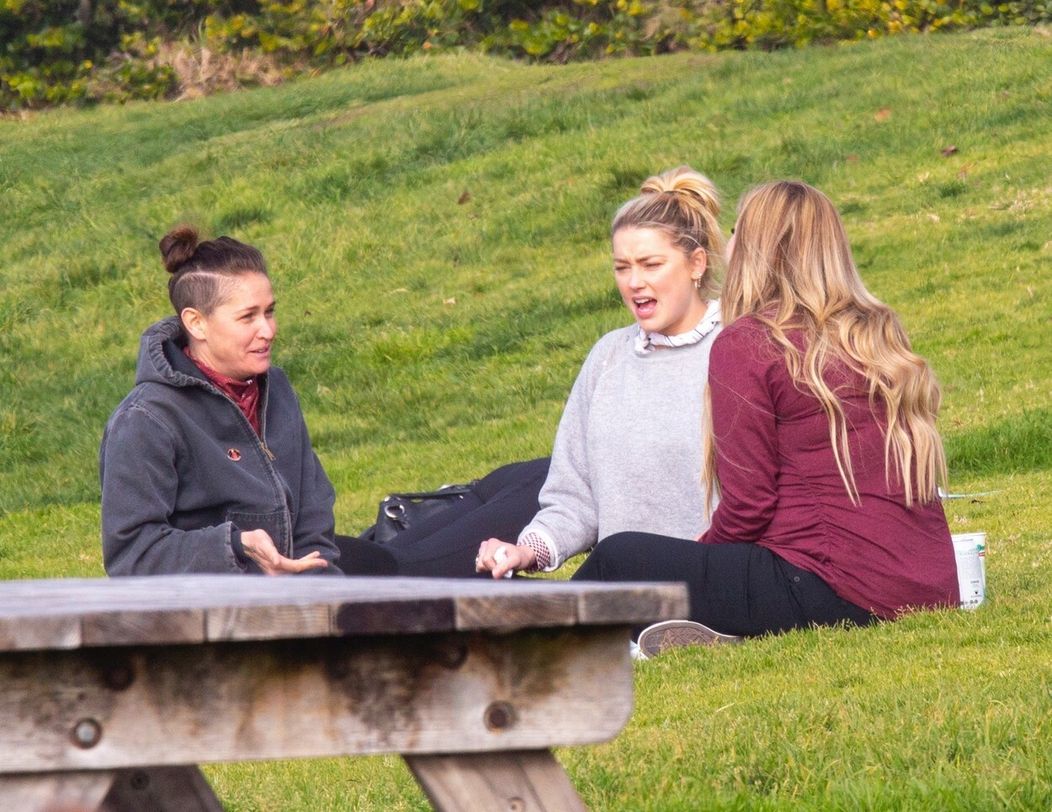 Amber Heard s priateľkou Biancou Butti na pikniku.