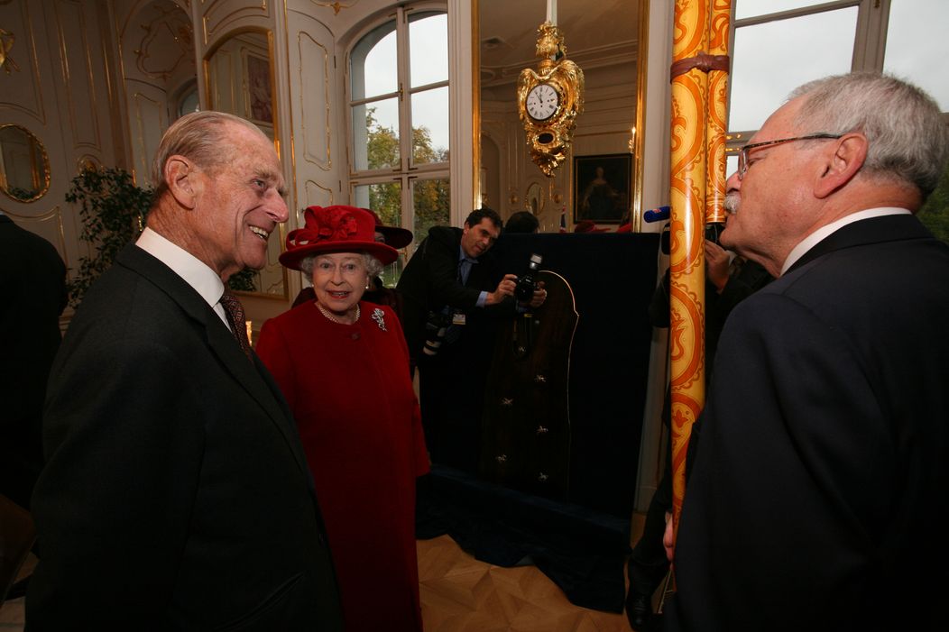 Britský manželský pár počúva prezidenta Ivana Gašparoviča ako hrá na fujare.