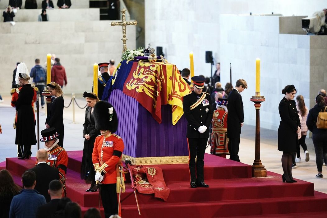 Osem vnúčat kráľovnej držalo stráž pri rakve