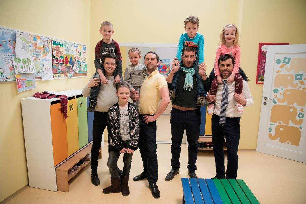 Dávid Hartl, Juraj Kemka, Števo Martinovič a Roman Pomajbo ako Oteckovia v Kredenci