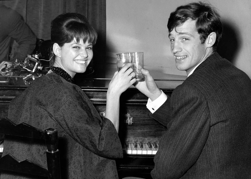 Talianska herečka Claudia Cardinale a francúzsky herec Jean-Paul Belmondo