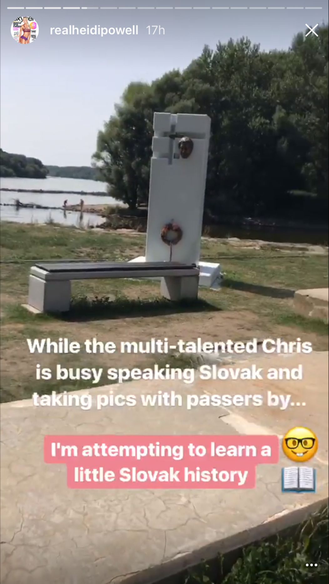 "Kým je multitalentovaný Chris zaneprázdnený rozprávaním po slovensky a fotením sa s ľuďmi, ja sa učím niečo o slovenskej histór