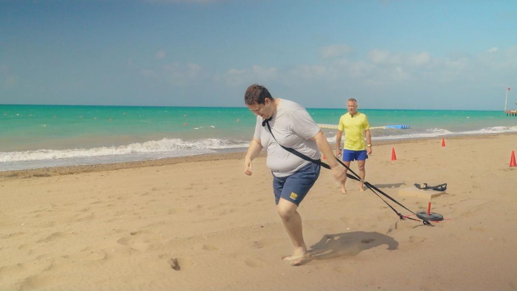 Michal s Marošom na tréningu na pláži v bootcampe.