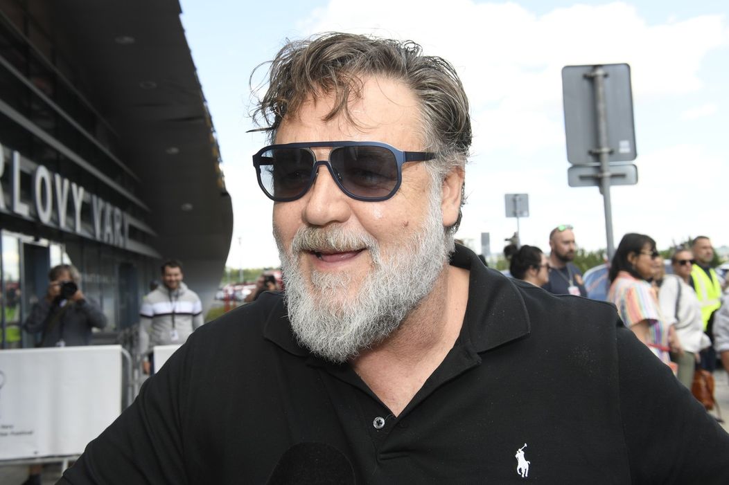 Russell Crowe je už v Karlových Varoch