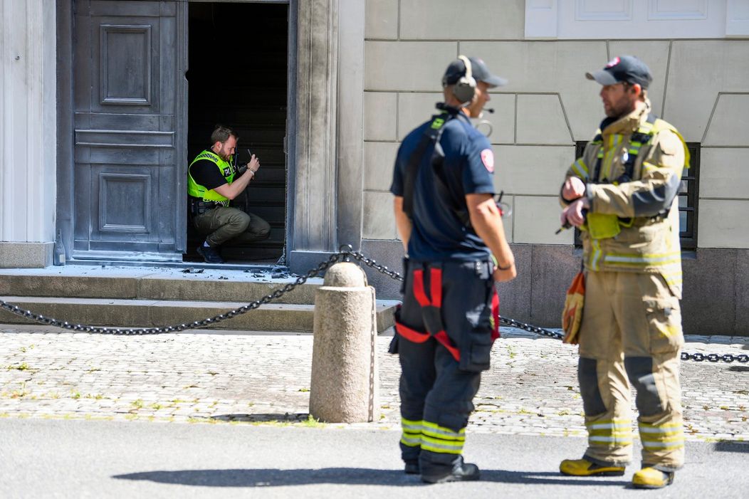 Muž na elektrickom vozíku hodil zápalné fľaše na kráľovský palác v Osle