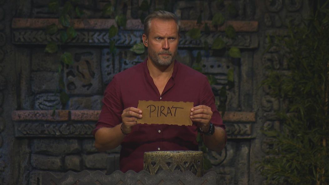 Ondřej ukazuje na kmeňovej rade lístok s menom Pirát.