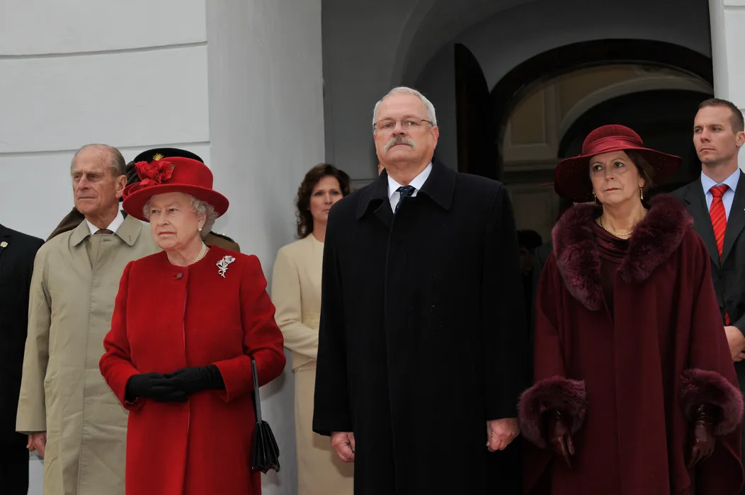 Kráľovná Alžbeta II. počas privítania pred Prezidentským palácom s Ivanom Gašparovičom, princ Philip stojí za ňou.