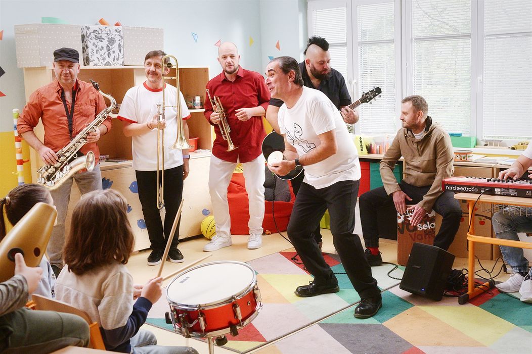 V Oteckoch účinkuje skupina Polemic.