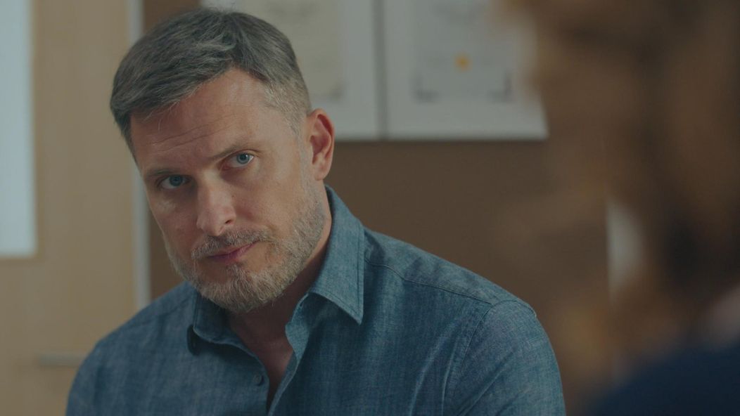 Andrej (Ján Koleník) si konečne potvrdí, že jeho spomienka na tmavovlasú ženu bola skutočná. Adelu (Lívia Bielovič) s ňou podviedol.