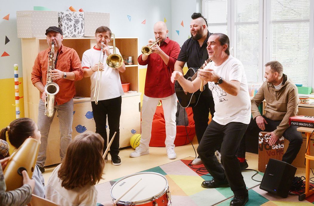 V Oteckoch účinkuje skupina Polemic.