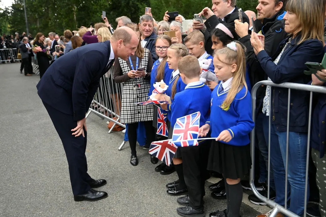 William a Kate pozdravili smútiaci dav.