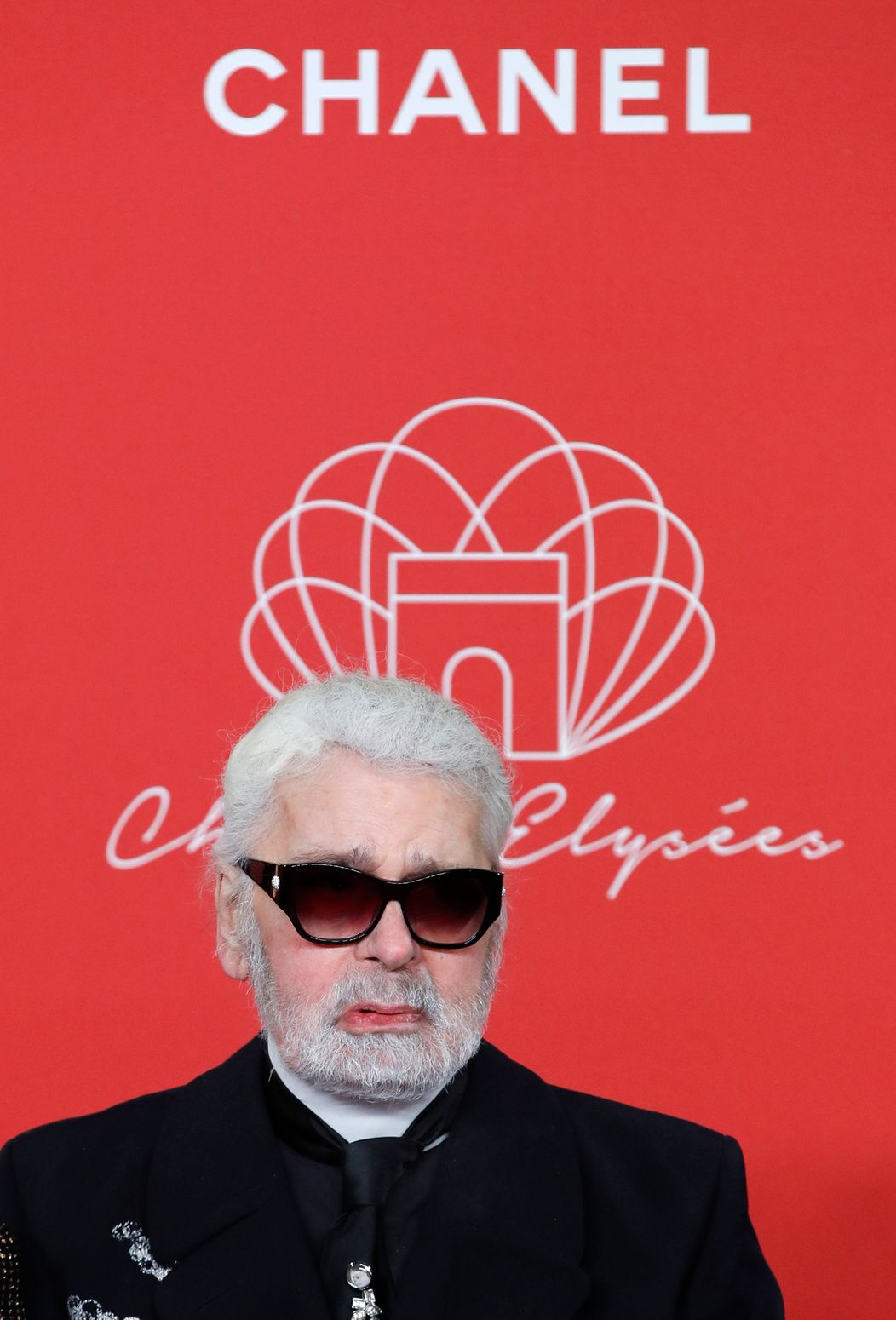Karl Lagerfeld prichádza na koniec prehliadky svojej dámskej kolekcie značky Chanel pre sezónu jar-leto 2017 v Paríži 4. októbra