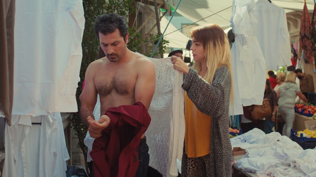 Autobus zakliesnený v kamióne.