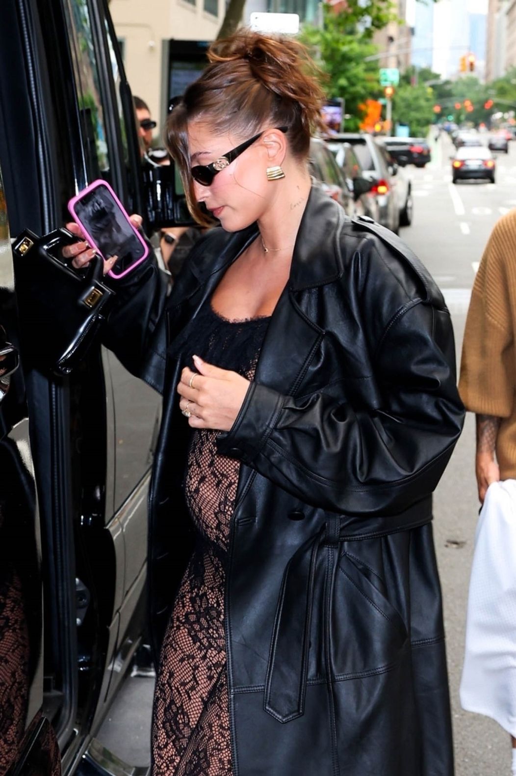 Tehotná Hailey Bieber v odvážnom overale