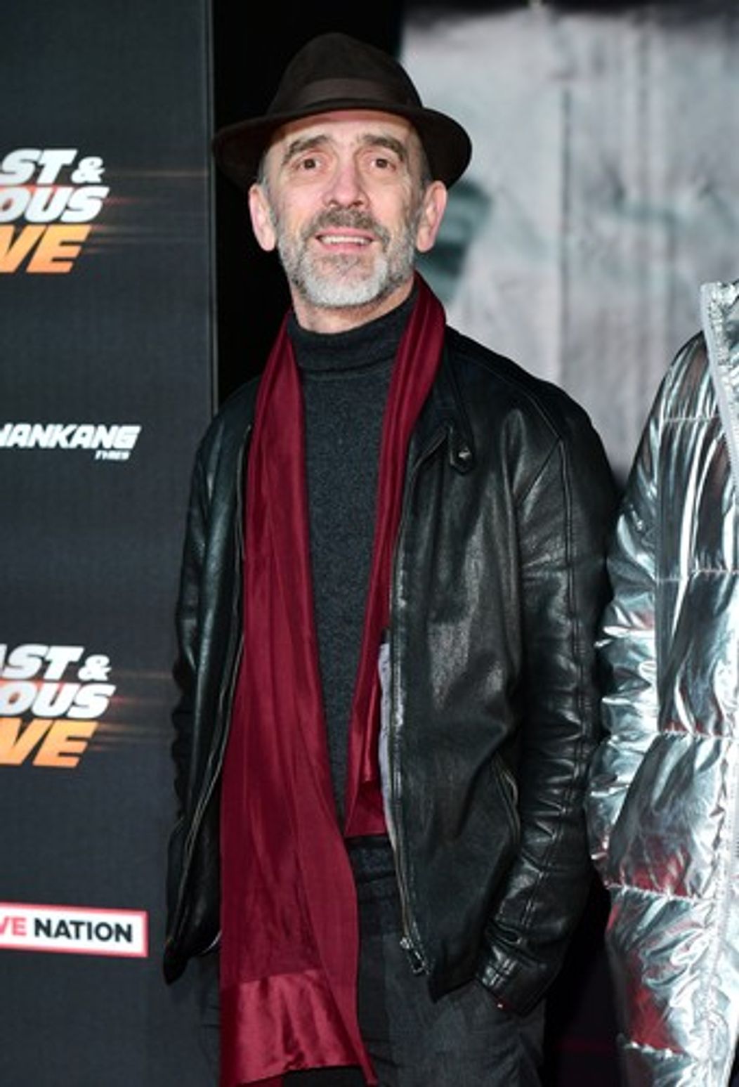 Vo veku 60 rokov zomrel britský herec Adrian Schiller