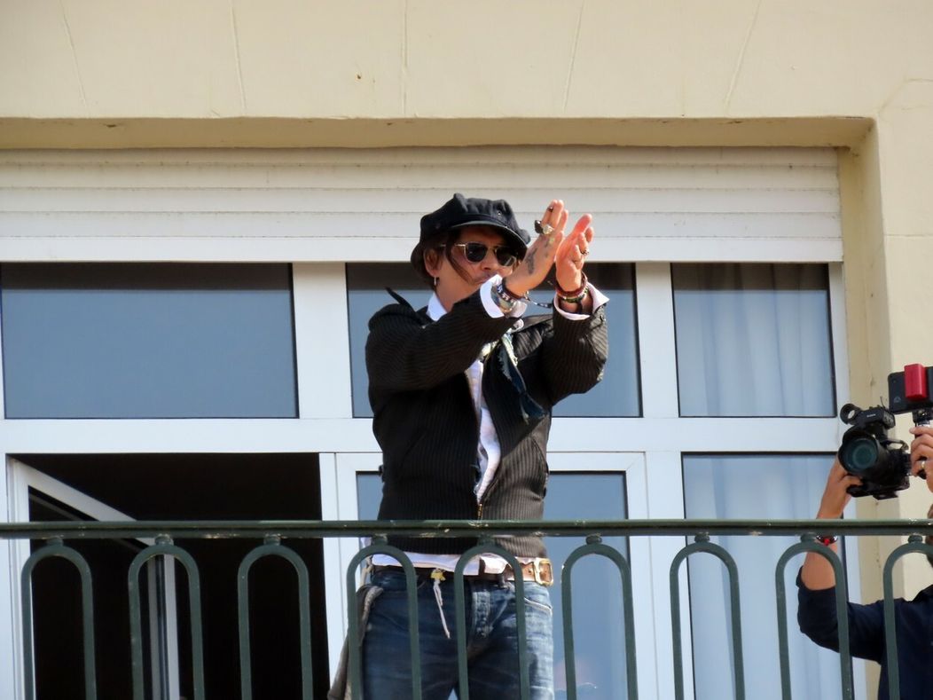 Johnny Depp s páskou KVIFF na ruke na DAFF