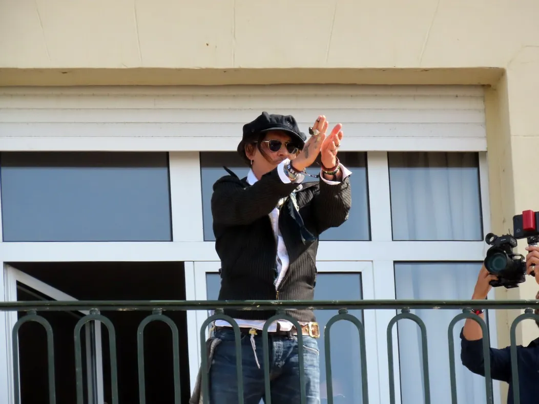 Johnny Depp s páskou KVIFF na ruke na DAFF