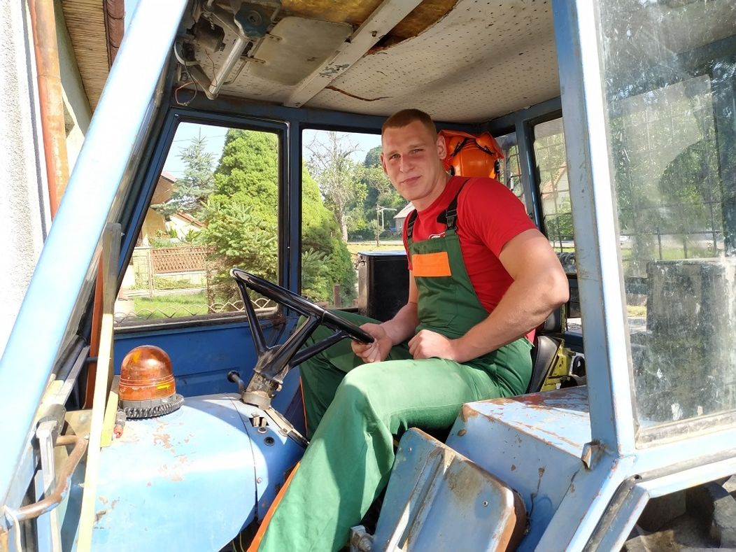S traktorom sa pohybuje v nebezpečnom teréne