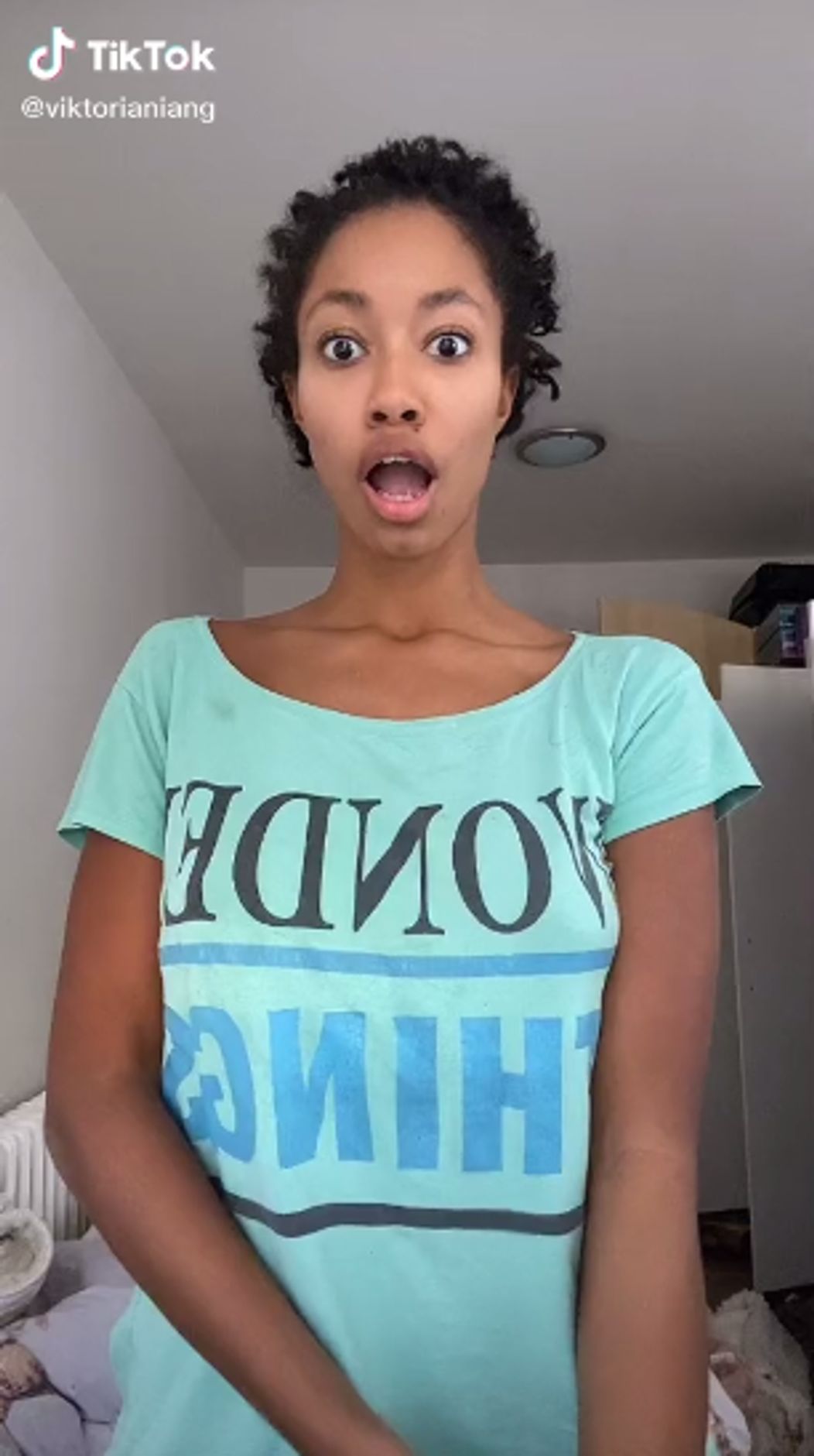 Aicha sa sama ostrihala na ježka.