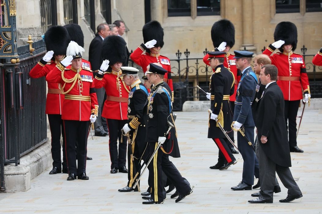 William a Harry sa lúčia s babičkou