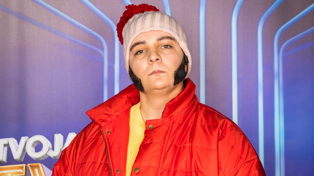 Simona Salátová ako Ivan Mládek.