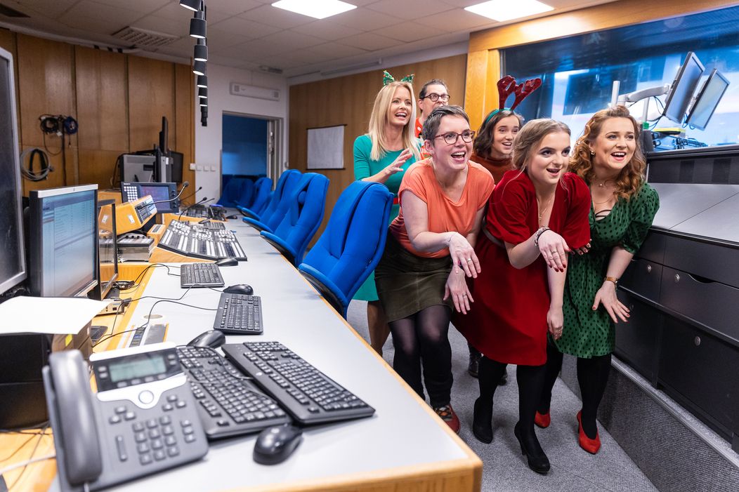 Moderátori a štáb Telerána pripravili vianočnú pesničku