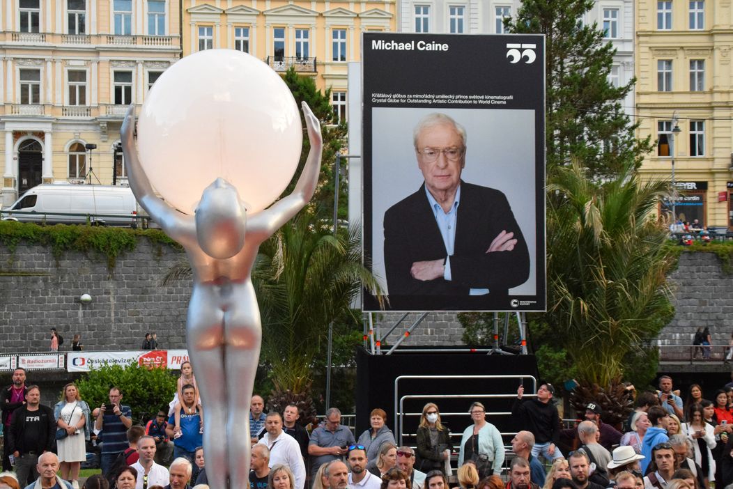 Sir Michael Caine si na 55. ročníku MFF KV prevzal Krištáľový glóbus za mimoriadny umelecký prínos do svetovej kinematografie