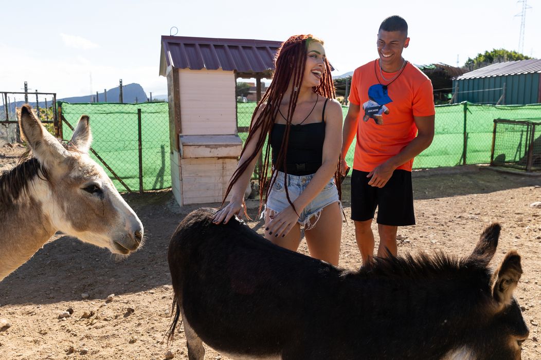 Rachel a Claude si z vily vyšli na rande.
