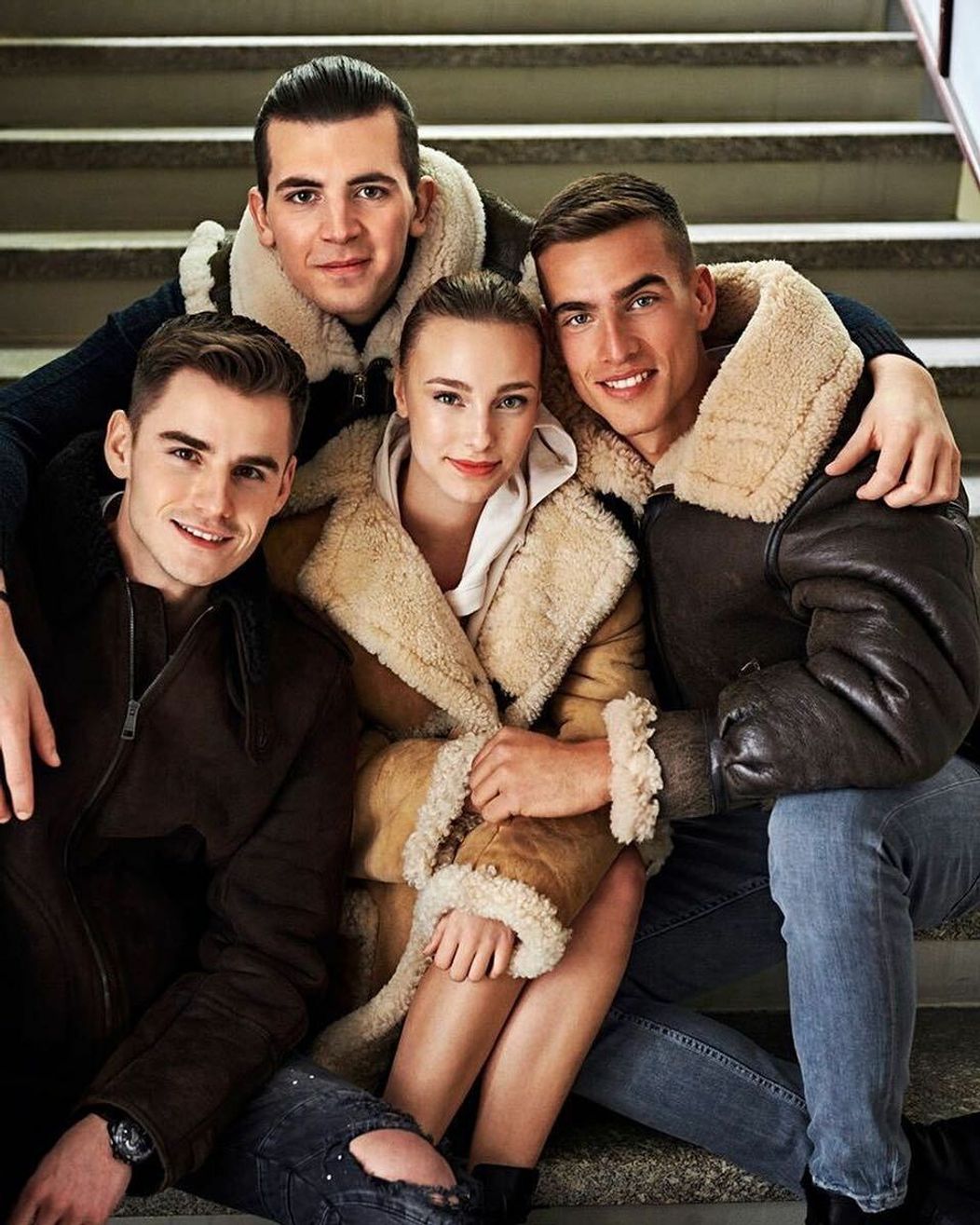 Gorilia matka s mláďaťom v národnom parku Bwindi Impenetrable v Ugande